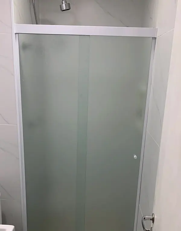 Box de correr com vidro jateado e perfil branco, trabalho da Estilo Box