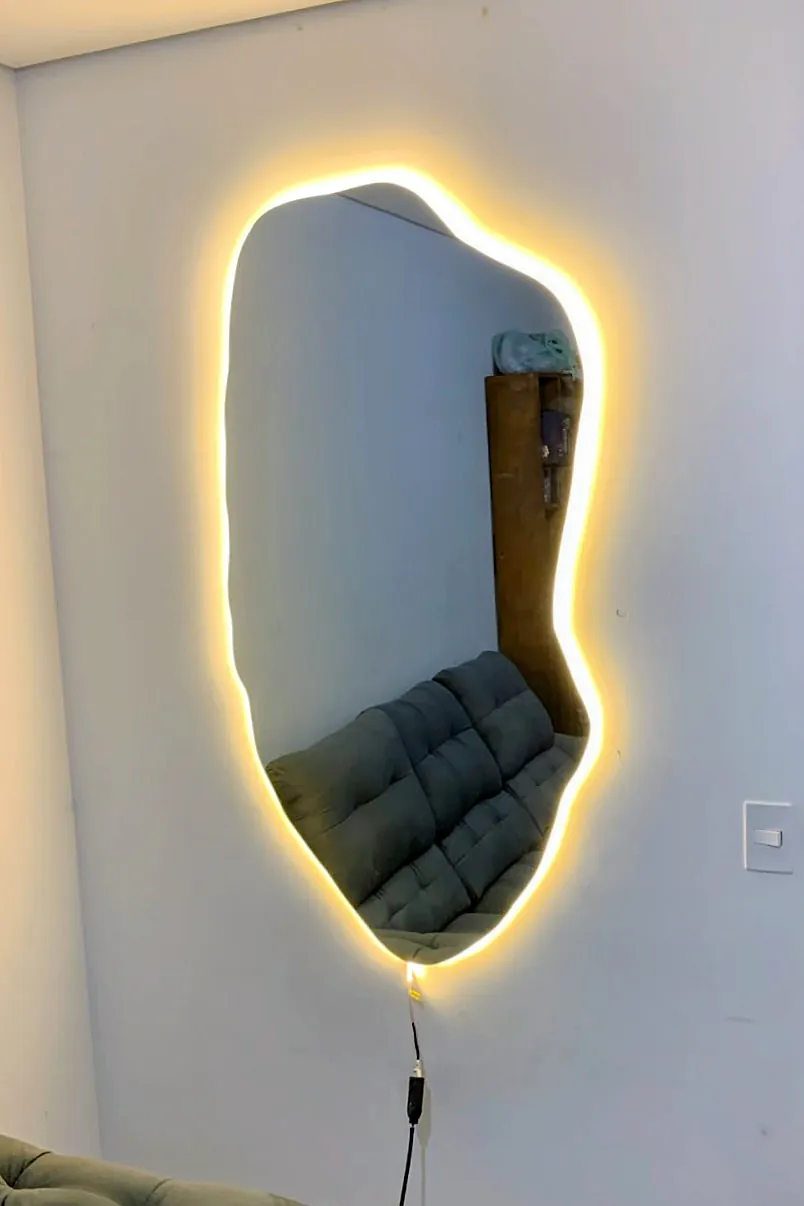 Espelho orgânico com LED, trabalho da Estilo Box