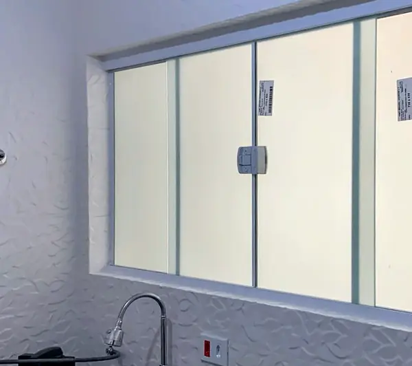 Janela de correr com quatro folhas, trabalho da Estilo Box